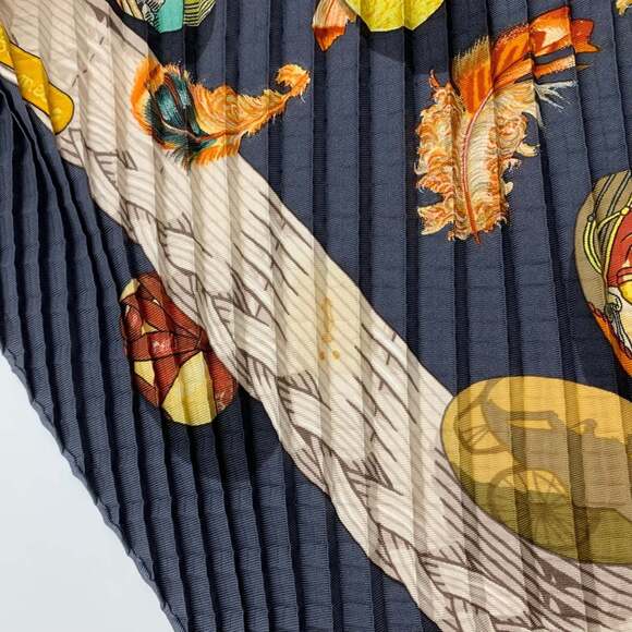 HERMES Latham pleated scarf/muffler in grey silk for men and women - Picture 8 of 9